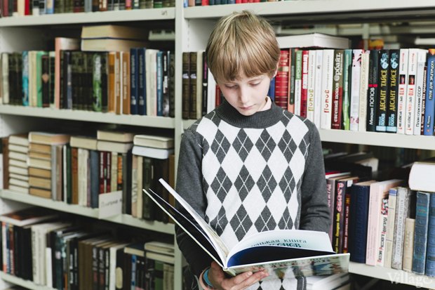 Читать мальчик 8 лет. Мальчик в библиотеке. Фотография мальчика в библиотеке. Мальчик читает книгу в библиотеке. Передача книги.