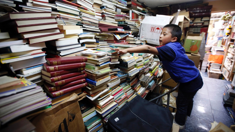 Сколько людей в библиотеке. Спасаем книги. Выброшенные книги. Книги - это спасение фото. Спасение книг фото старые.